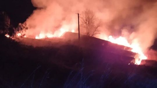 Groźny pożar słomy i traw