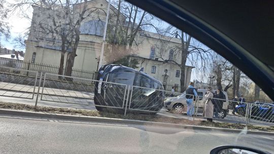 Groźny wypadek na Alei IX Wieków w Kielcach. Samochód przewrócił się na bok