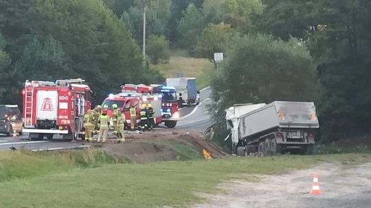 Groźny wypadek w Ćmińsku. Zderzyły się dwie ciężarówki, są ranni