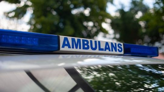 Groźny wypadek w hali przemysłowej w Kielcach: dwóch pracowników w wykopie