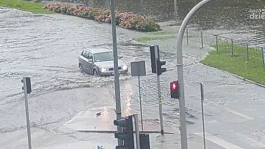 Gwałtowna ulewa nad Ostrowcem - strażacy interweniują