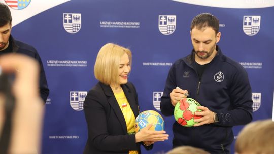 Gwiazdy piłki ręcznej w Bilczy. Spotkanie uczniów z zawodnikami Industrii Kielce