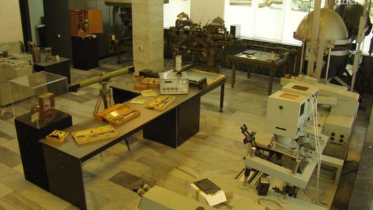 Historia opatowskiego muzeum geodezji na kartach jubileuszowego wydawnictwa 