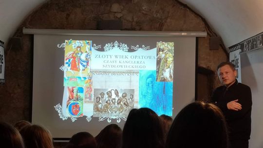 Historyczna podróż w czasie opatowskich uczniów