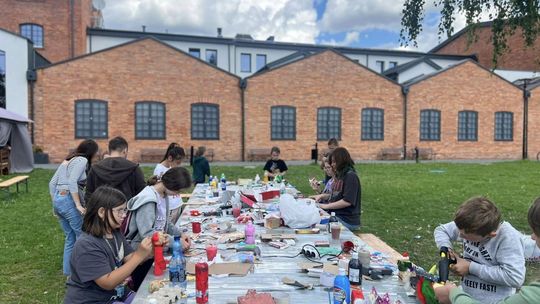 Indianie i mustangi na dziedzińcu Ostrowieckiego Browaru Kultury