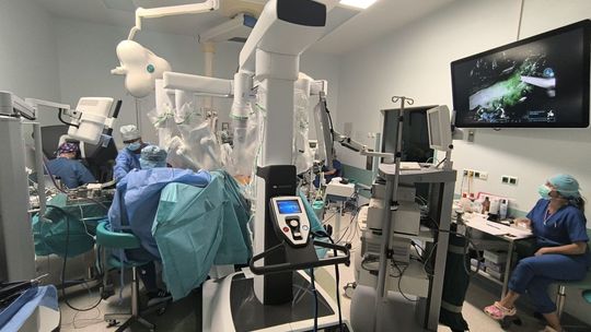 Innowacyjna operacja w ŚCO: robot da Vinci i TEM połączone w jednym zabiegu