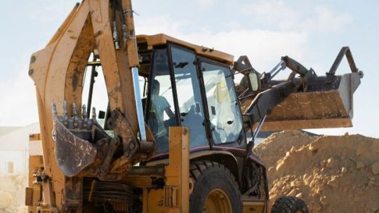 Jak bezpiecznie użytkować koparko-ładowarki?