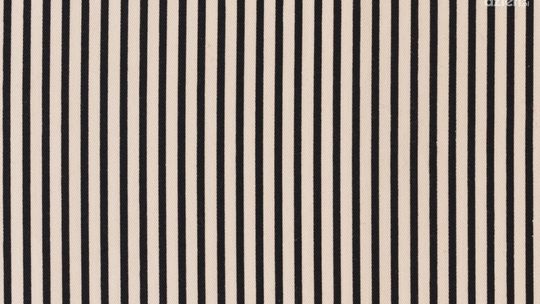 Jak dobrze połączyć tapetę w pionowe pasy z resztą wnętrza?