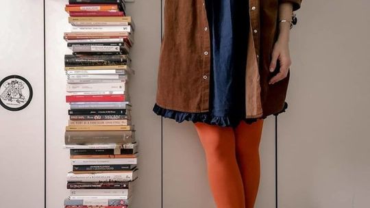 Jak łączyć sztyblety z dodatkami - paski, torebki i biżuteria