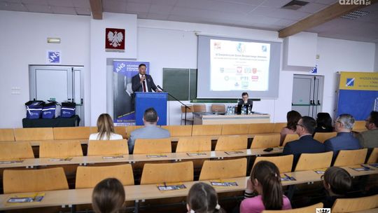 Jak mądrze korzystać z Internetu? O wadach i zaletach sieci