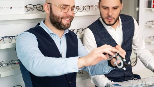 Jak wybrać odpowiednie okulary korekcyjne dla dzieci i dorosłych – poradnik Lookeye