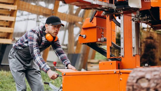 Jaki trak pionowy wybrać do tartaku?