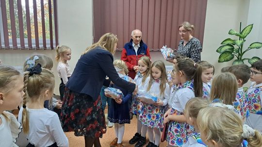 "Janinkowe" przedszkole ze swoją maskotką 