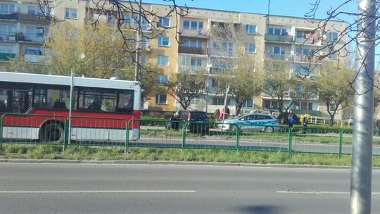 Jechał za szybko, uderzył w znak 