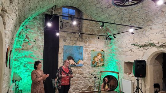 Jej obrazy mają własne imiona. Anna Kosińska o wystawie „Słońcem malowane” i swojej twórczości