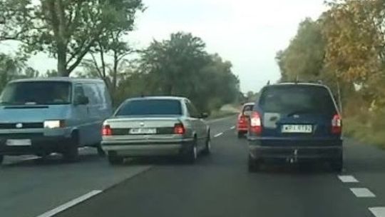 Jerzy Brożyna i Dominik Kowalski: Wyprzedzanie "na trzeciego" jest skrajnie nieodpowiedzialnym zachowaniem kierowców
