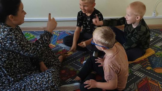 Języka migowego uczą w ostrowieckiej szkole "Promyk"