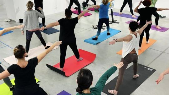 Joga przy sufickiej muzyce   w ostrowieckiej galerii sztuki  