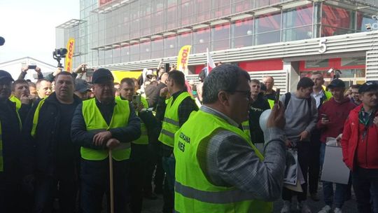 "Judasze!", "Złodzieje!" tak rolnicy przywitali oficjalnych gości na targach Agrotech