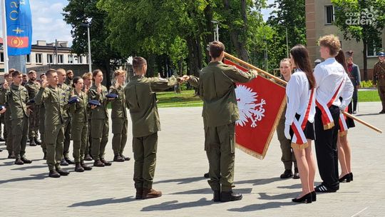 Kadeci z ostrowieckiej szkoły sportowej złożyli wojskowe ślubowanie