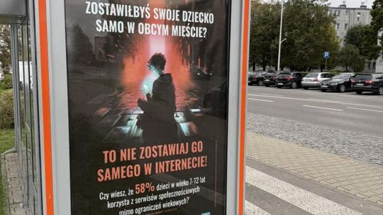 Kampania „Warszawa chroni dzieci” także w Ostrowcu. Plakaty przypominają o bezpieczeństwie najmłodszych w sieci