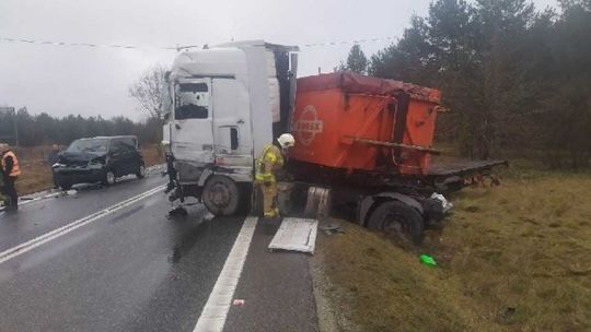 Karambol na DK74 w powiecie koneckim - droga zablokowana