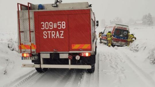 Karetka z pacjentem w stanie zagrożenia życia utknęła w zaspie. Zima w regionie. 