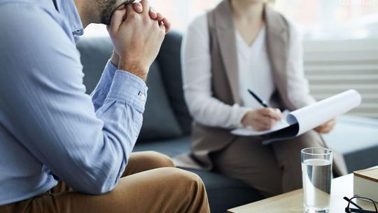 Kiedy wybrać psychologa, psychiatrę, a kiedy psychoterapeutę?