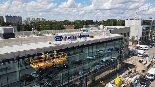 Kielce Główne - nowy napis na dworcu PKP w Kielcach