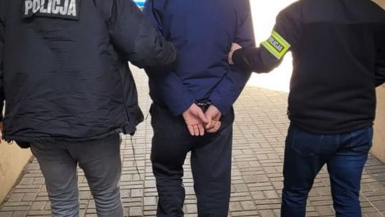 Kieleccy kryminalni zatrzymali dwóch poszukiwanych – w tym mężczyznę ukrywającego się w Łodzi i dwie kobiety z narkotykami
