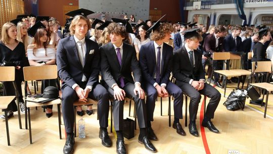 Kieleccy maturzyści żegnają się ze swoimi szkołami