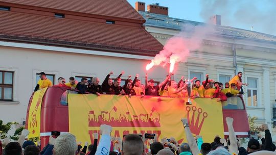 Kielecki rynek tętnił życiem. Kibice oraz piłkarze Korony świętowali awans do ekstraklasy