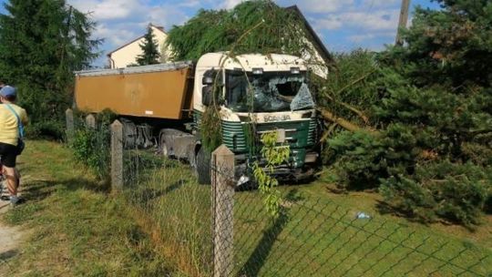 Kierowca tira wjechał na posesję w Słopcu. Przyczyną miała być pszczoła