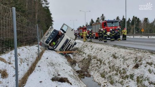 Kierowca tira zasłabł i zjechał do rowu, pomimo reanimacji zmarł. Utrudnienia na S7