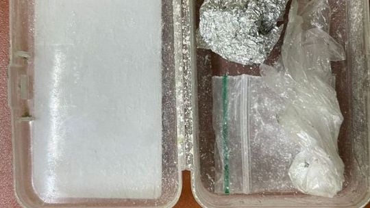 Kierowca z podwójnym zakazem i narkotykami zatrzymany przez policję w Stąporkowie