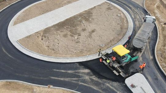Kładą asfalt na rondzie węzła Brezelia w Ostrowcu
