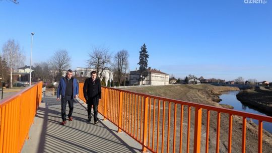 Kładka aż lśni nowością