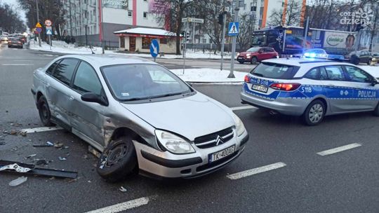 Kobieta pomyliła kierunki jazdy. Doprowadziła do kolizji dwóch pojazdów