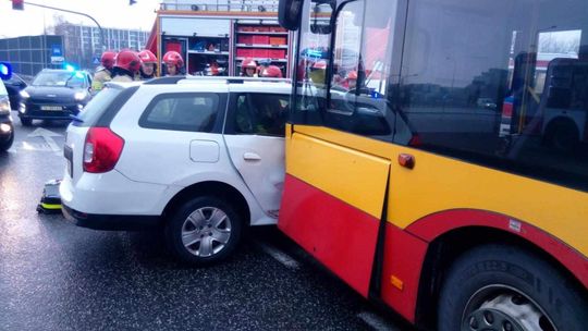 Kolizja autobusu z osobówką. Utrudnienia pod Galerią Echo.