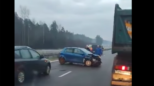 Kolizja na S7. Dwie osoby ranne