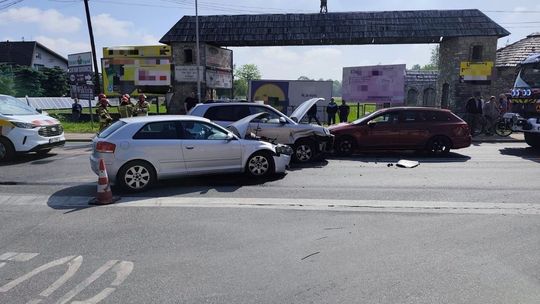 Kolizja trzech pojazdów w Morawicy. Utrudnienia na skrzyżowaniu DK73 i DW763
