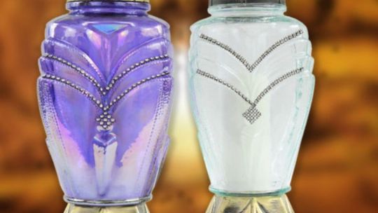 Kolorowo, brokatowo - nowa moda na cmentarzach