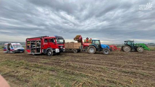 Kombajn do buraków wciągnął nogę mężczyzny