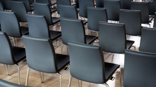 Komfort i funkcjonalność krzeseł, czyli niezbędne cechy mebli w sali konferencyjnej