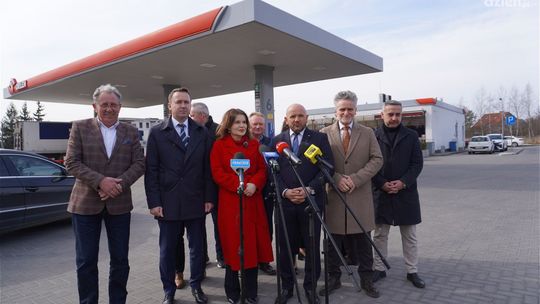 Konferencja PiS w Kielcach o cenach paliw. Politycy proponują obniżkę VAT i akcyzy