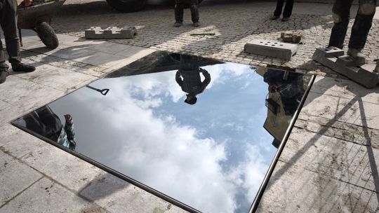 Kto zapłacił za Niebo Kielc, czyli lustro przy katedrze?