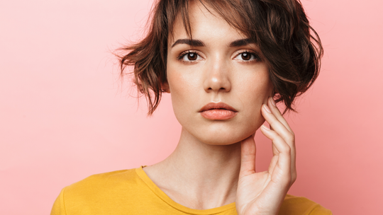 Które witaminy i minerały mogą pomóc na wypadanie włosów?