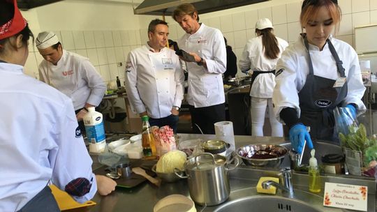 Kucharze z "ekonomika" z pochwałami Karola Okrasy