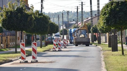 Kunów: Warszawska do remontu, zaczęli od regulacji studzienek
