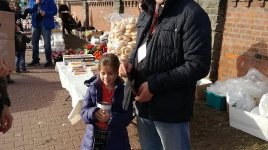 Kwesta na cmentarzach - chcą odnowić grób księdza  